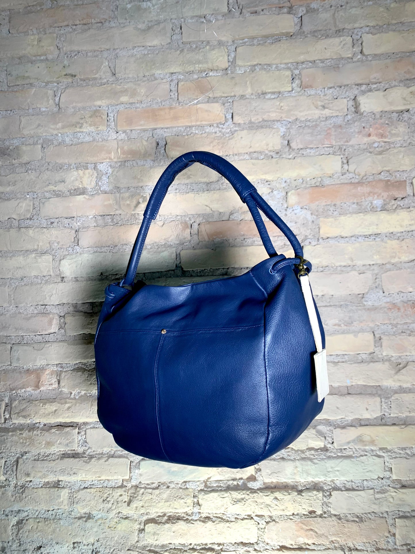 Mona // Pelle Vit. blu ink