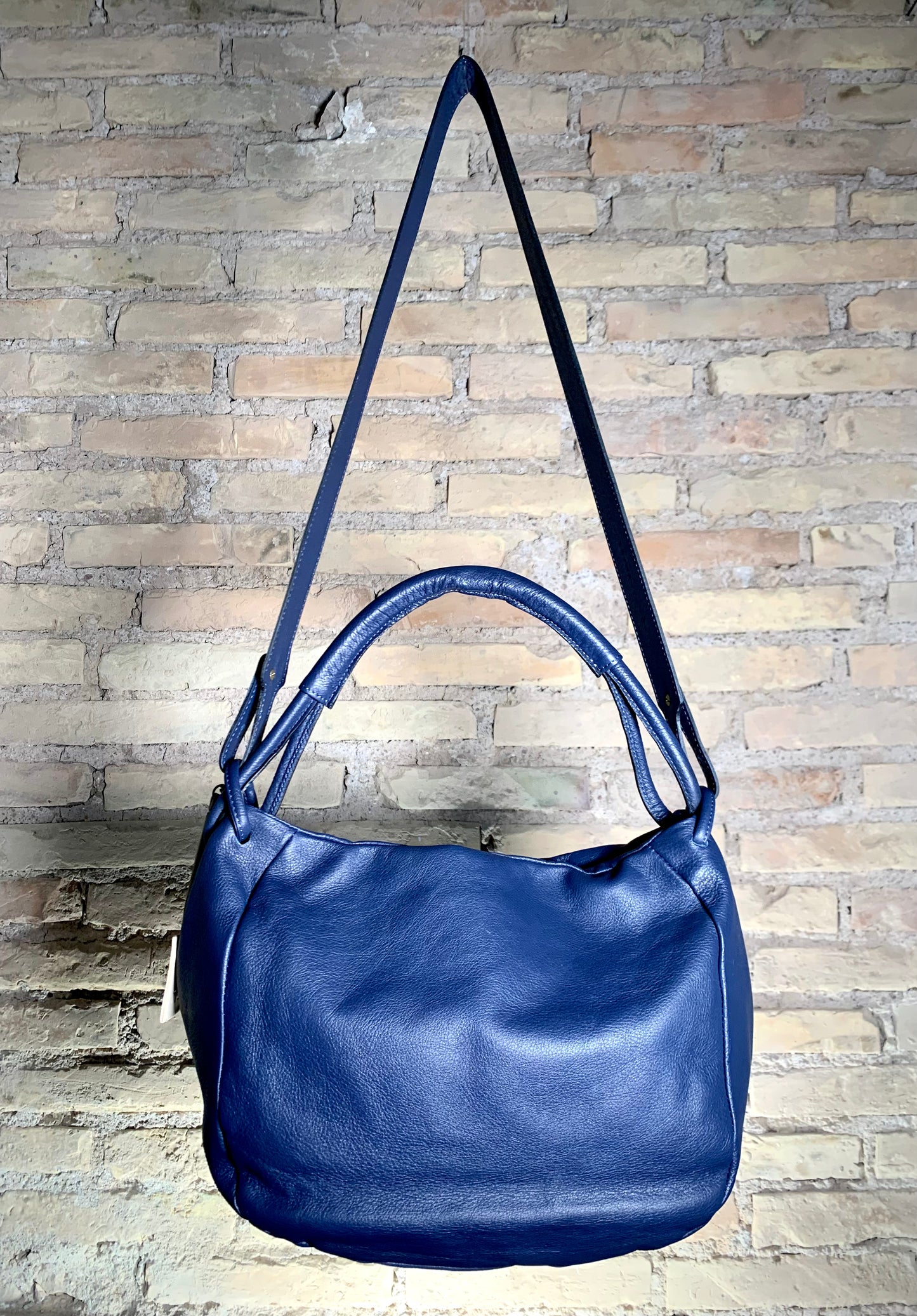 Mona // Pelle Vit. blu ink