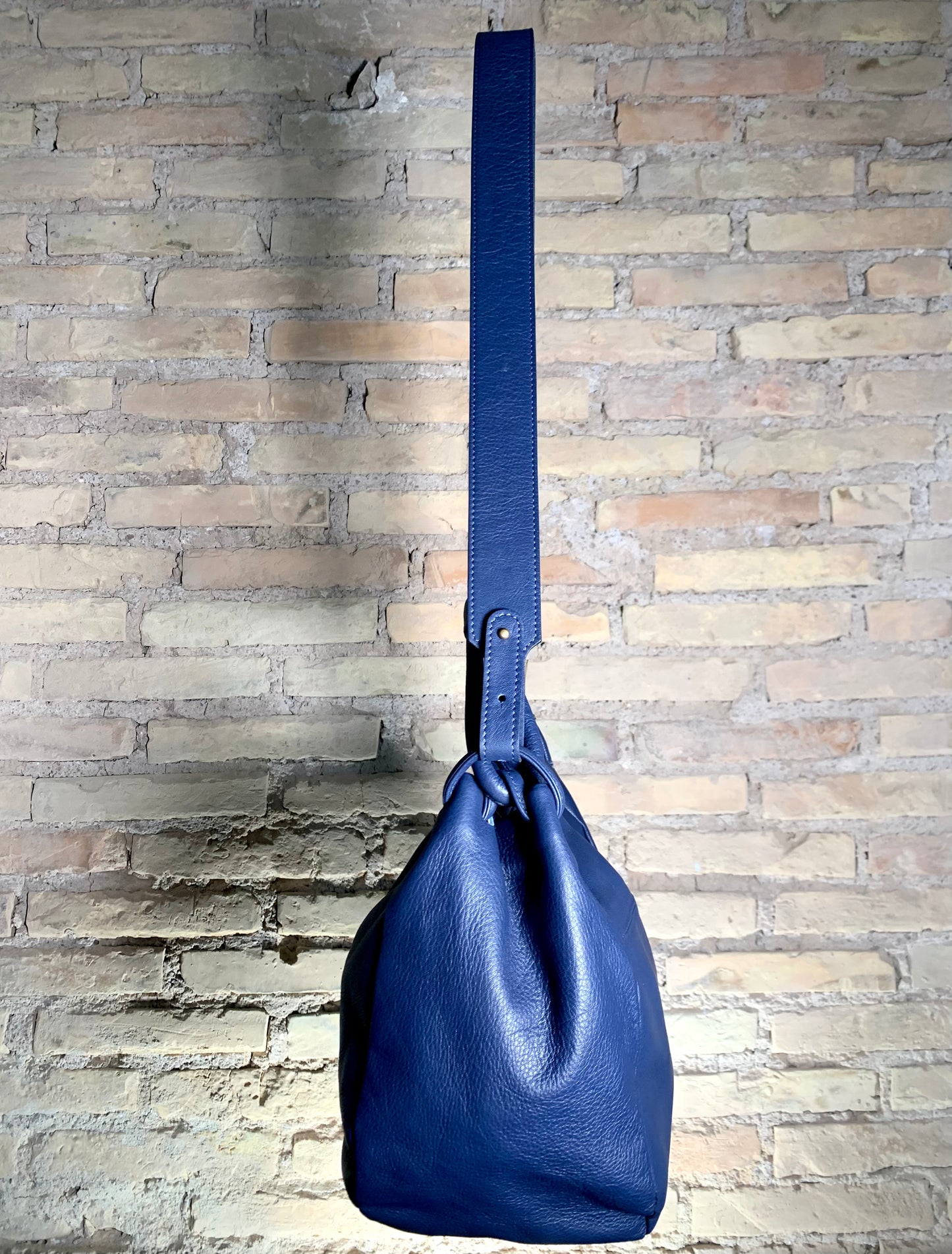 Mona // Pelle Vit. blu ink
